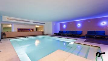 Una piscina al aire libre de temporada