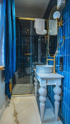 Deluxe Studio | Bathroom | Hair dryer, towels, soap, shampoo - Motlawa Apartments - Old Town by the river, Fast Wifi (Gdansk)