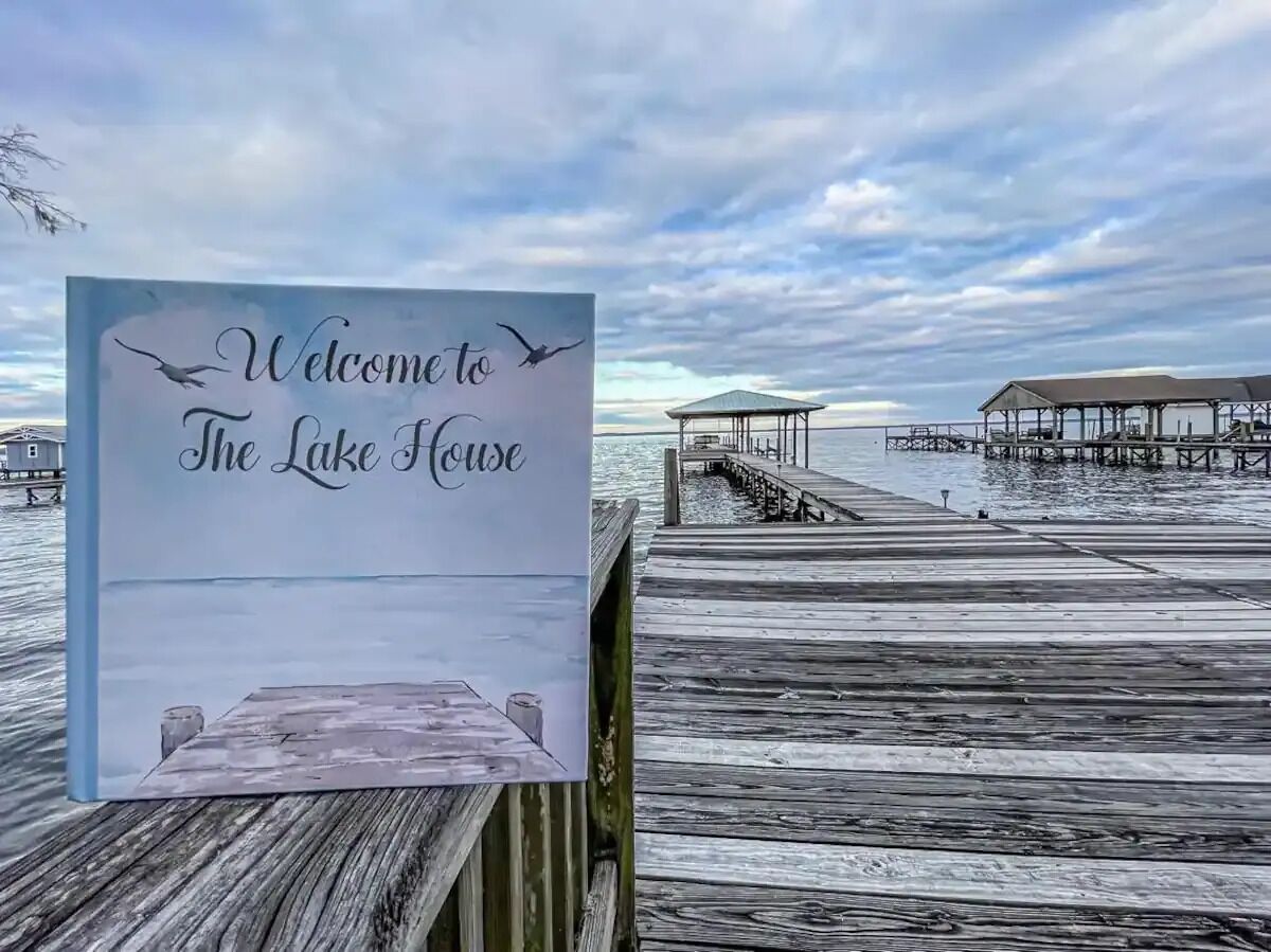 Newly renovated lake house with beautiful three landing pier!