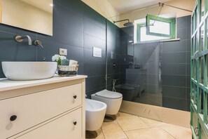Vila júnior, vista para a piscina | Banheiro | Chuveiro, produtos de toalete grátis, secador de cabelo, bidê