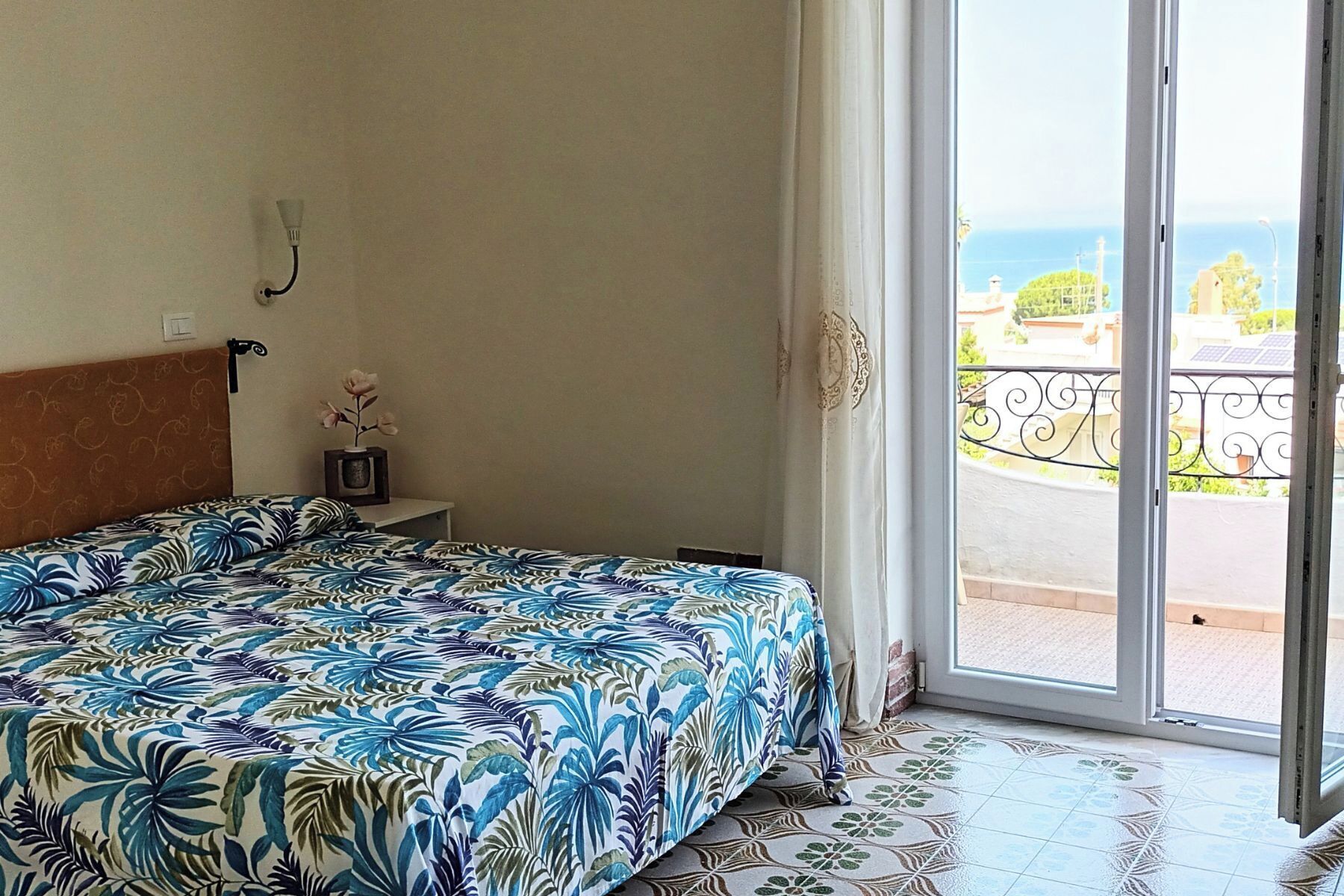 1 Schlafzimmer, Schreibtisch, Bettwäsche