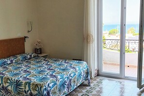 1 bedroom, desk, bed sheets