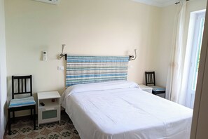 1 soverom, skrivebord og sengetøy