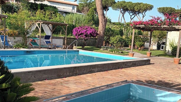 A rectangular swimming pool with a tiled edge, surrounded by a brick patio. - Panoramic studio apartment between the sea and the mountains - Forio d 'Ischia (Forio)