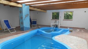 A swimming pool with a blue interior and a stone-tiled floor. - Panoramic studio apartment between the sea and the mountains - Forio d 'Ischia (Forio)