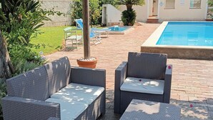 A poolside area with wicker furniture and a small pool. - Panoramic studio apartment between the sea and the mountains - Forio d 'Ischia (Forio)