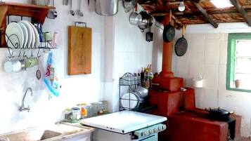 Een koelkast, een oven, een kookplaat, een waterkoker