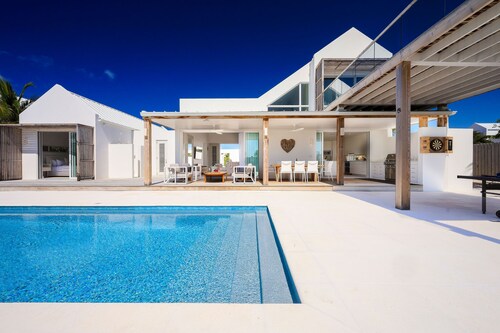 Sea La Vie: NEW Villa w/Pool, Walk to the Beach