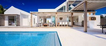 Sea La Vie: NEW Villa w/Pool, Walk to the Beach