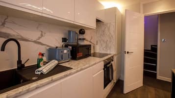 Refrigerador, microondas, horno y cafetera y tetera