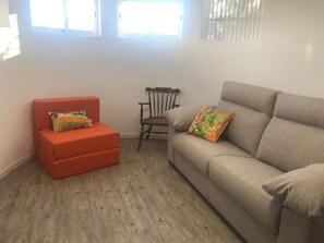 Smart TV, livros, biblioteca musical, aparelho de som