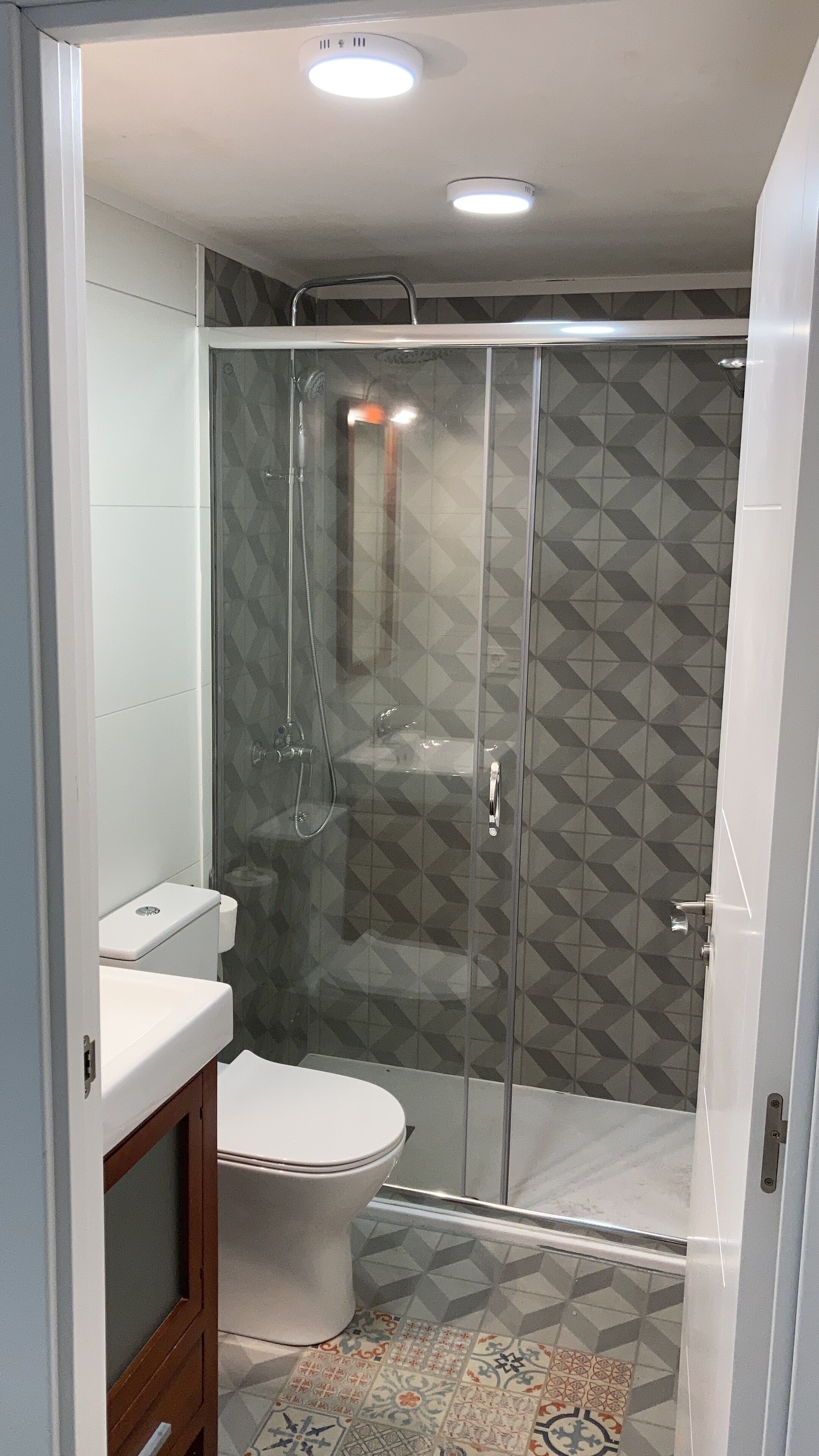 Douche, sèche-cheveux, bidet, serviettes fournies