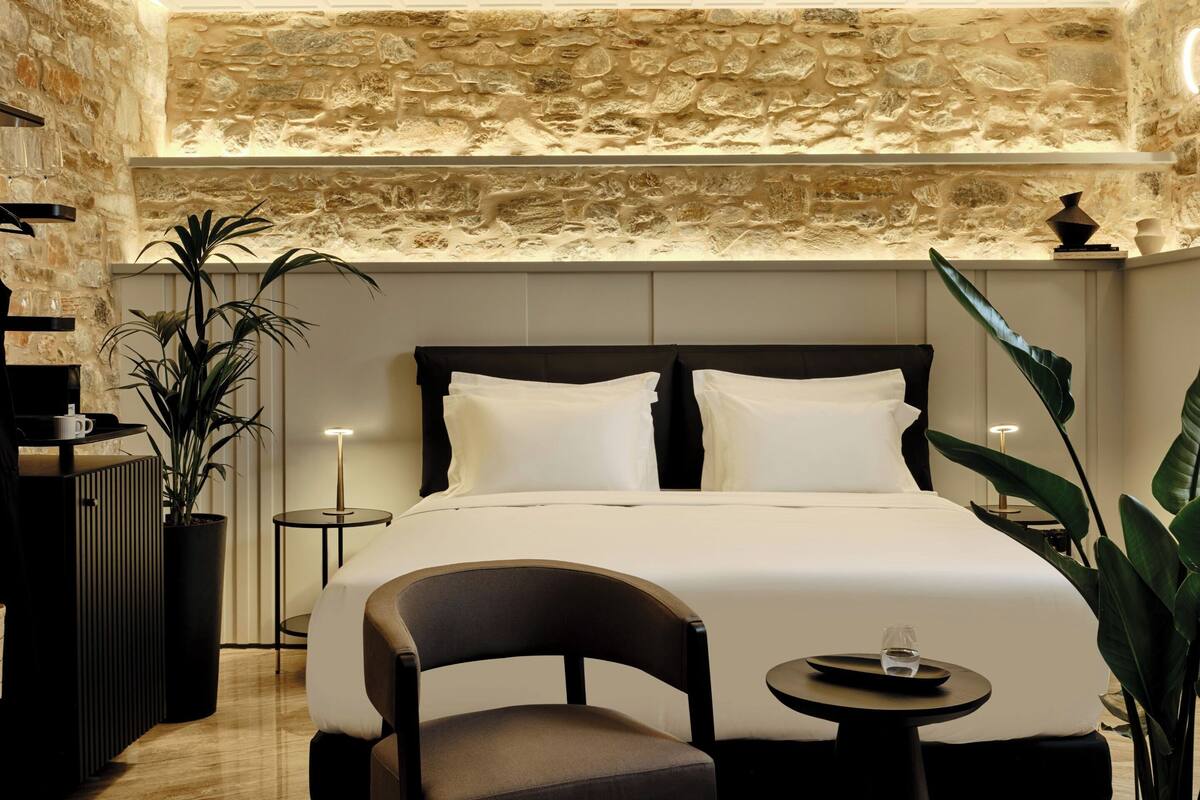 Signature Stone Suite | イタリアのフレッテ製シーツ、高級寝具、羽毛の掛け布団、低反発ベッド
