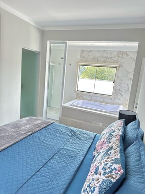 Kolmen hengen huone | 3 makuuhuonetta, työpöytä, ilmainen Wi-Fi