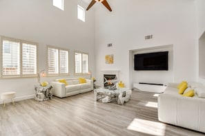TV - 4 Mi to Dtwn Merced: Spacious Home w/ Yard! (Merced)
