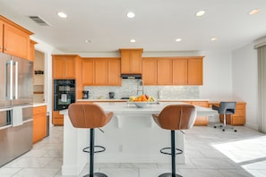 Fridge, microwave, stovetop, dishwasher - 4 Mi to Dtwn Merced: Spacious Home w/ Yard! (Merced)