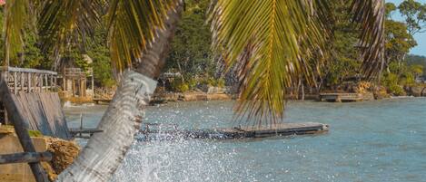 En la playa, camastros, buceo y snorkel