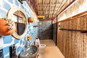 Cabana luxo, sacada, vista para o jardim | Banheiro | Toalhas de banho 