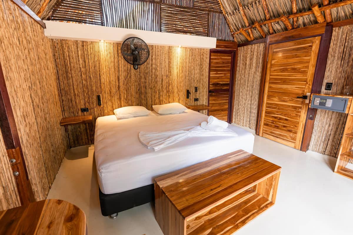 Luxe tweepersoonskamer, airconditioning, uitzicht op strand | 1 slaapkamer, luxe beddengoed, een kluis op de kamer, gratis wifi