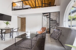 Apartment (Mezzanine 302) | Living area | Smart TV - Soy Local Primavera  (Medellín)