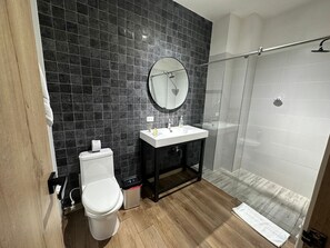 Rom – basic | Bad | Dusj, regndusjhode, håndklær og såpe