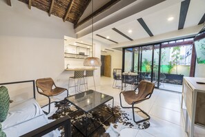 Apartment, 2 Bedrooms (202) | Living area | Smart TV - Soy Local Primavera (Medellín)