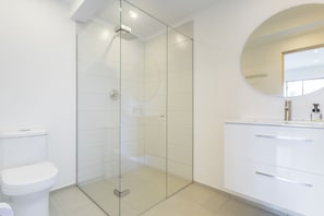 Apartment (Mezzanine 303) | Bathroom | Shower, rainfall showerhead, towels, soap - Soy Local Primavera  (Medellín)