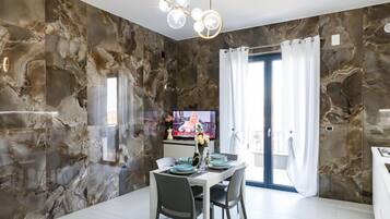 Studio (Interno 12) | Yksilöllisesti sisustettu, yksilöllisesti kalustettu, pimennysverhot