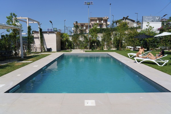 Udendørs pool, parasoller, liggestole