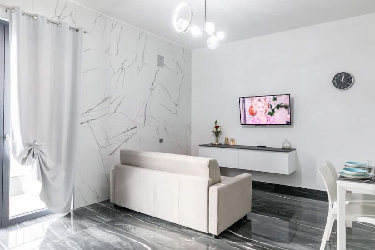 Estudio clásico (Interno 7) | Área de sala de estar | Televisión de plasma