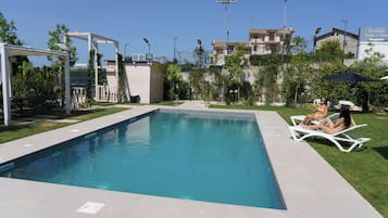 Udendørs pool, parasoller, liggestole