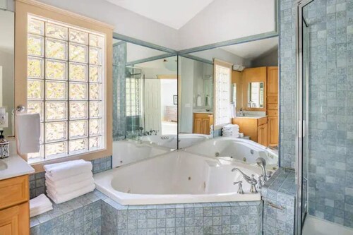 Spacious 4BR home; 5 min walk to downtown Milford!