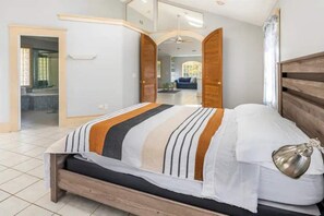 4 bedrooms, iron/ironing board, free WiFi, bed sheets - Spacious 4BR home; 5 min walk to downtown Milford! (Milford)