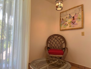 1 habitación, escritorio y espacio para trabajar con laptop