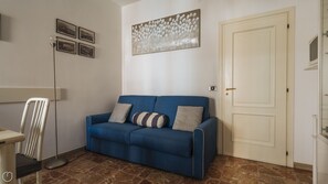 公寓 (2 Bedrooms) | 起居区 | 55-英寸电视（配备有线频道）