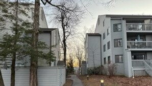 Un immeuble résidentiel avec un chemin menant à l’entrée.