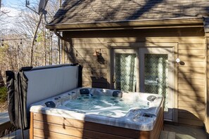 Outdoor spa tub - 111 Hickory Springs in Wintergreen Resort (Nellysford)