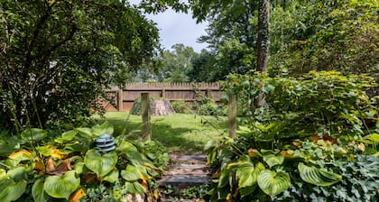 Cheerful 3 Bedroom Home Walk to UVA Stadium
