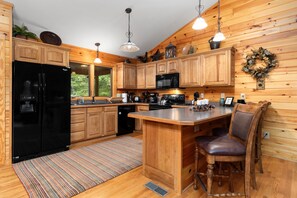 House | Private kitchen - Retreat at Wintergreen Pool Access Grill (Nellysford)