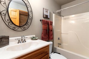 House | Bathroom - Retreat at Wintergreen Pool Access Grill (Nellysford)