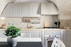 Kühlschrank, Ofen, Kochgeschirr/Geschirr/Besteck, Esstisch