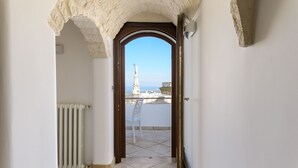 Ein Korridor mit Blick auf eine Statue und ein Gebäude in der Ferne.