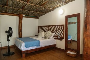 Quarto triplo, 1 cama de casal e sofá-cama | Frigobar, Wi-Fi de cortesia, roupa de cama