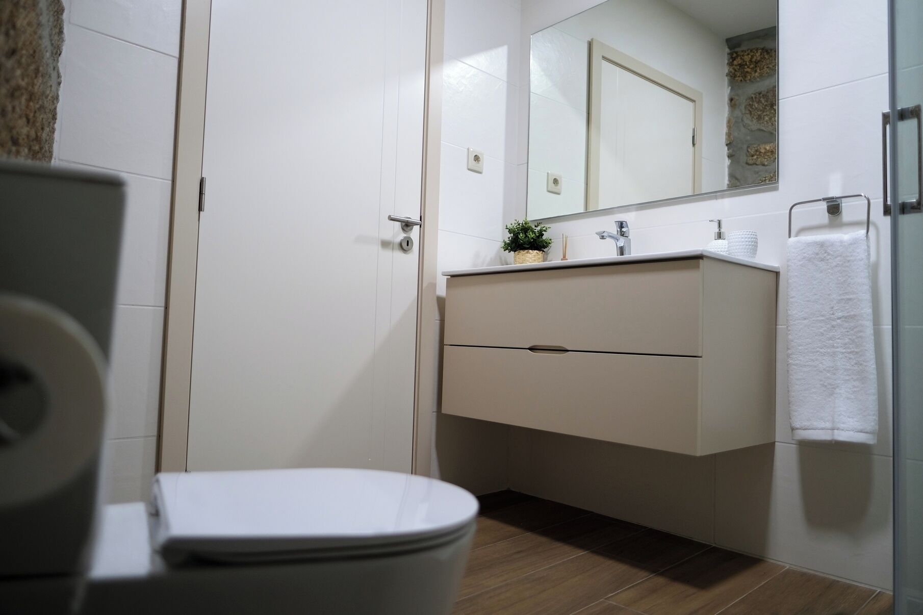 Een haardroger, een bidet, handdoeken