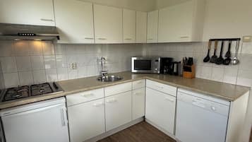 Frigorífico, placa de cocina, lavavajillas y cafetera o tetera