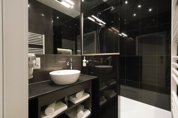 Apartment | Bathroom | Shower, hair dryer, towels