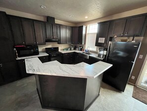 Fridge, microwave, oven, stovetop - Twin Lakes event beach house w quasi farm ducks, chicken, goats, nature, fishing (Clifton)