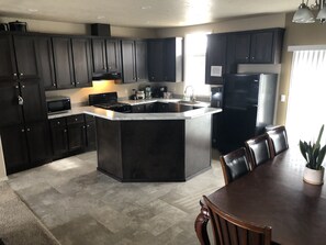 Frigorifero, microonde, forno, piano cottura