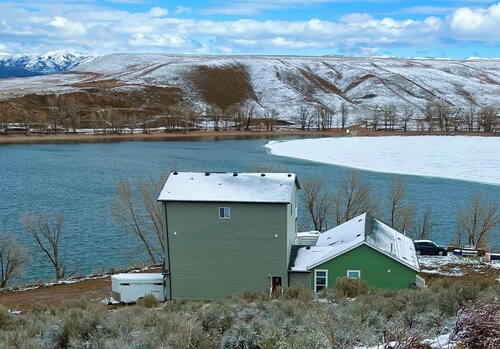 Twin Lakes event beach house w quasi farm ducks, chicken, goats, nature, fishing