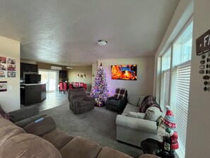 Smart TV, printers - Twin Lakes event beach house w quasi farm ducks, chicken, goats, nature, fishing (Clifton)